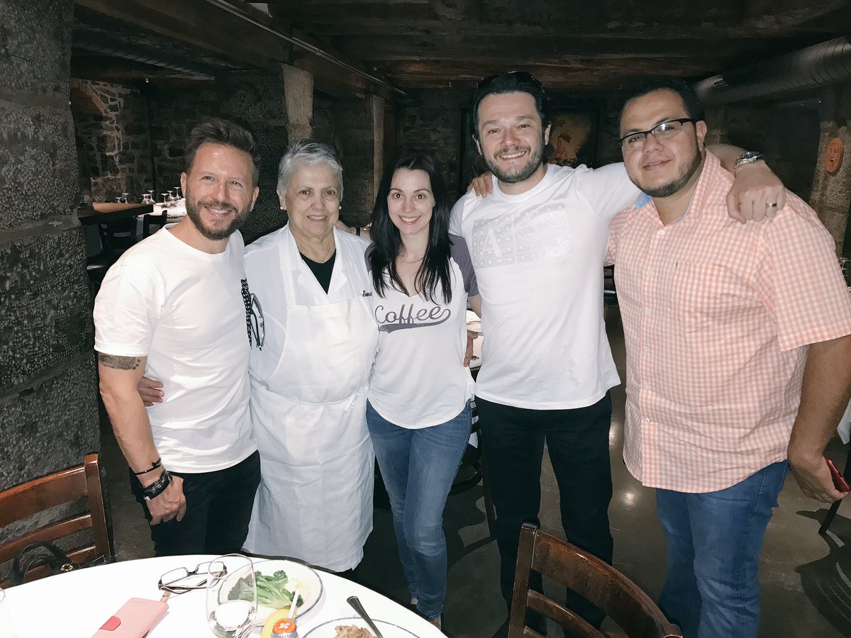 ArturoChaconC's tweet photo. 🙏Sig. Emma per un pranzo indimenticabile #DaDio #DaEmma Celebrando a mi querido amigo @NoelSchajris x su súper concierto👏👏👏💪 en #Montreal🙌🇨🇦 https://t.co/ltYG2Or43w