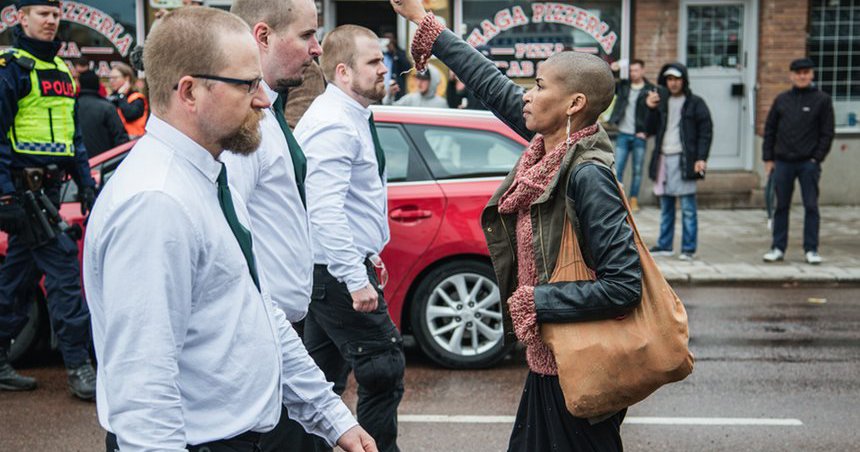 8 photos of badass women who made hatred shrink in their presence: glblctzn.me/2xLaKvx