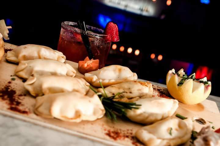 clubaraoz's tweet photo. Hace tu reserva para el #CocktailPremium 🆓 de este finde !
Fingerfood frios🍡 calientes🍢cazuelas🍜 y mucho más!
Más info al 1561389643 https://t.co/gWEBoCHOFr