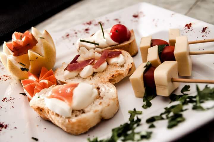 clubaraoz's tweet photo. Hace tu reserva para el #CocktailPremium 🆓 de este finde !
Fingerfood frios🍡 calientes🍢cazuelas🍜 y mucho más!
Más info al 1561389643 https://t.co/gWEBoCHOFr