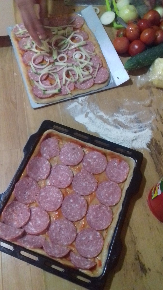 Найз гарынхаа хоол хийж байна.