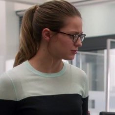 dailypicmelissa's tweet photo. Izabela Vidovic (right) will play young Kara and she really looks like Melissa https://t.co/LvIurWcDA2