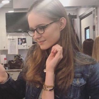 dailypicmelissa's tweet photo. Izabela Vidovic (right) will play young Kara and she really looks like Melissa https://t.co/LvIurWcDA2