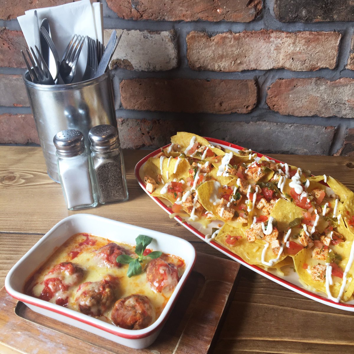 FriendlyPhils's tweet photo. To share or not to share? #friendlyphils #friendlyphilsfood #americandiner #nachos https://t.co/gAaiVmVHST