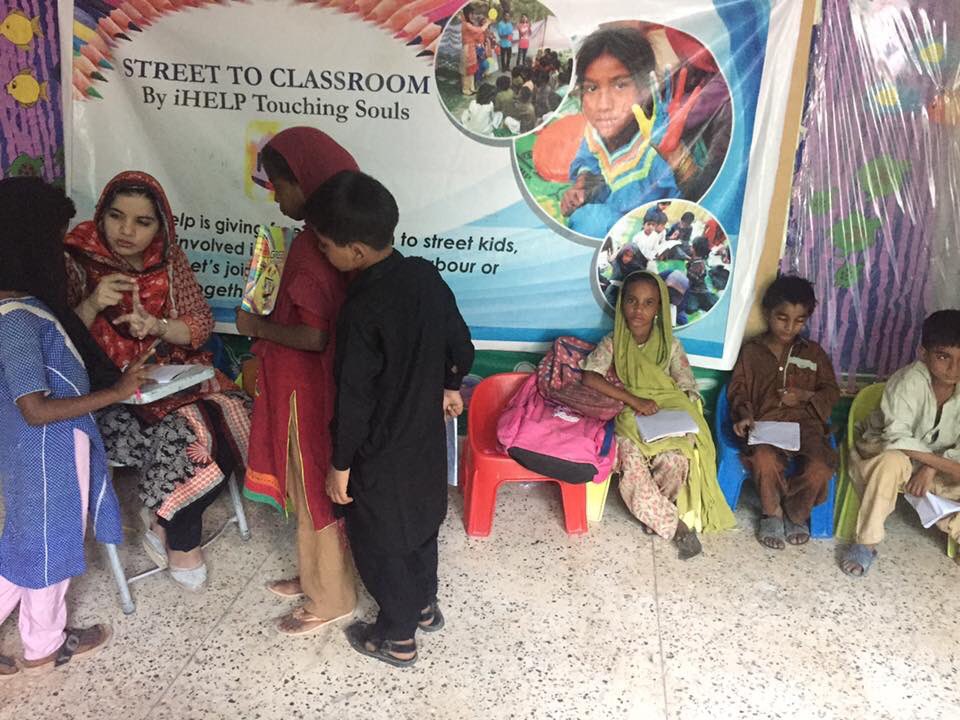 Anummlaghari's tweet photo. We thank #BilawalBhuttofoundation for supporting us for our Street School.
#StreetToClassRoom by iHelp Supported by @BBZFoundation https://t.co/QRjNcVBmOF