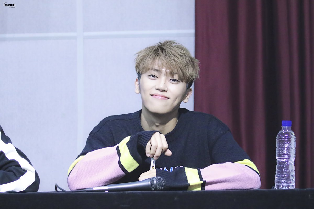 19951116_com's tweet photo. 170916 대전 팬싸인회 

이렇게 다정한 눈빛......현실일까😹
민균이는 CG가 아닐까....... 꿈인가❓

 #온앤오프 #ONF #ONOFF #박민균 #민균 #MK @WM_ONOFF https://t.co/mN8vd2Na2f