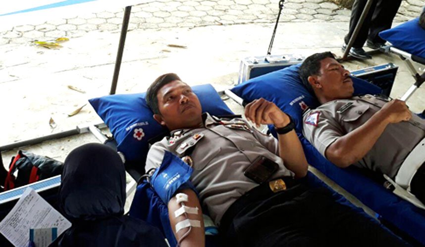 redaksi110's tweet photo. Peringati HUT Polantas, Polisi di Bone Donor Darah
https://t.co/PVKJ42npV9 https://t.co/M3SLDCqvvv