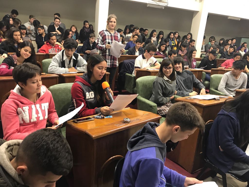 HCDSanIsidro's tweet photo. En @EscuelaVecinos los alumnos tratan temas de su interés. La #Generacion2017 abordó el tema adicciones, sus consecuencias y soluciones https://t.co/4fzsJozuUK