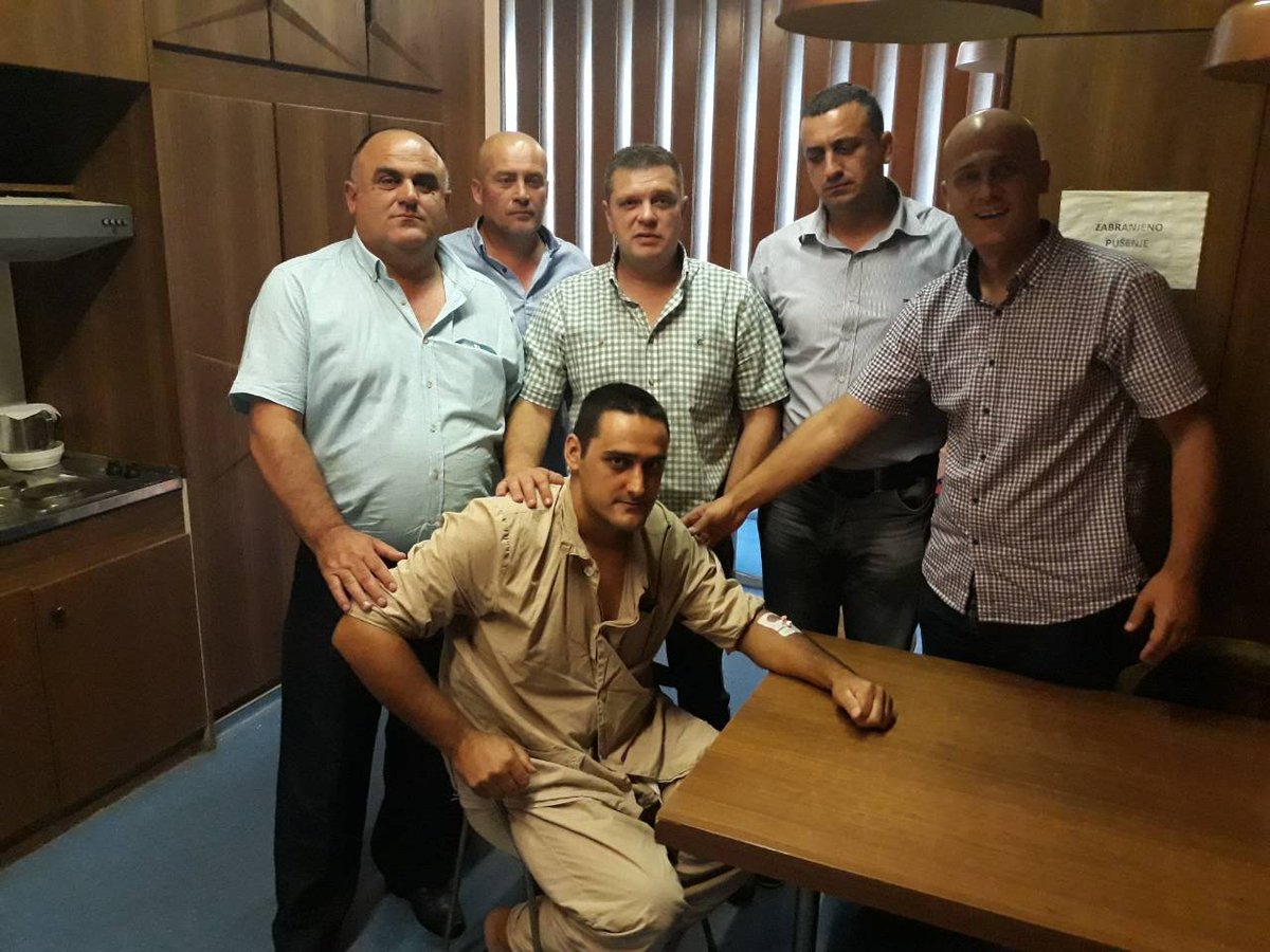 kontakt_npss's tweet photo. RUKOVODSTVO NPSS-a OBIŠLO RANJENOG KOLEGU
https://t.co/KUTW1CIhzS
#NPSS #policajac #policija #ranjen #novipazar #vma #police #sindikat https://t.co/p9w5Np61gr