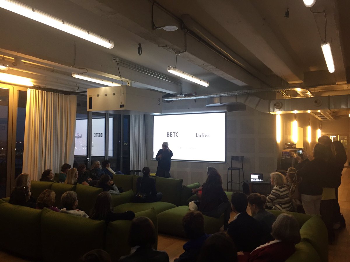 .@ErraMercedes "Je travaille 2 fois plus que Maurice Levy car je commence un 2e Job le soir avec mes 5 garçons !" #EgaliteHF <a href="/Ladies_Bank/">LadiesBank</a>