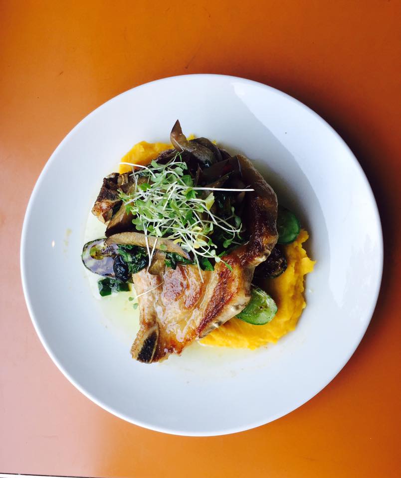 Au menu <a href="/LaikaMontreal/">Laïka Montreal</a> : : :
Côte de porc, purée de courge, concombre grillé &amp; aubergine marinée