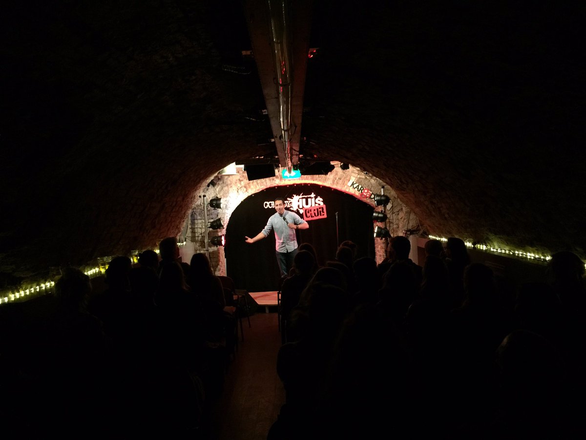 Lekker hoor: 40 man bij de open mic van de Comedyhuis Club op dinsdagavond en MC Hassan el Rahaui heeft er zin in...