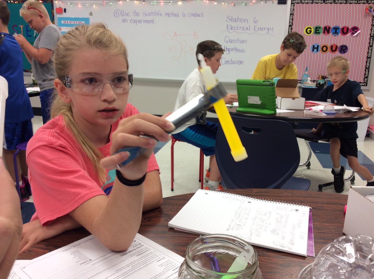 r3gateteacher's tweet photo. Fifth grade scientists testing their hypotheses. #stemcapablelearners @HIntermediate @ReadnourScott https://t.co/7TN3ErDKHk