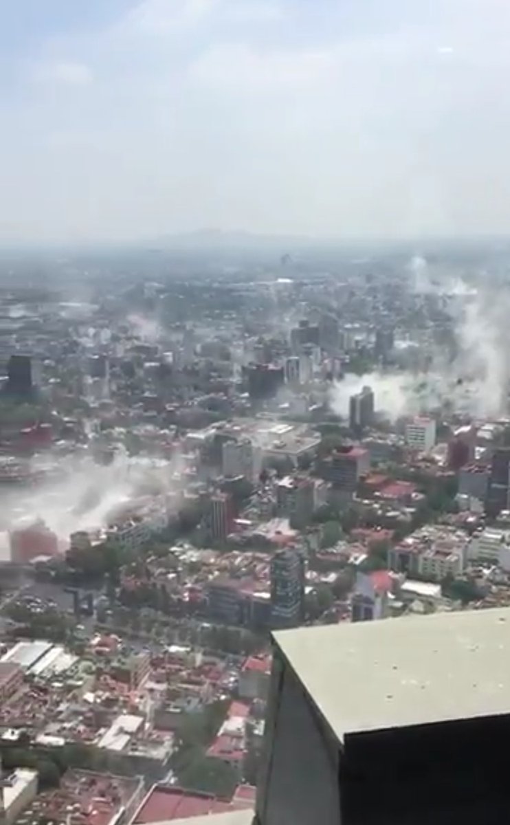 AlbaniaOC's tweet photo. #TenemosSismo TENER CALMA y empezar a REPORTAR los DAÑOS en dónde nos encontremos.
En la Condesa muchos edificios colapsados @galvanochoa https://t.co/7Crs40ue0D