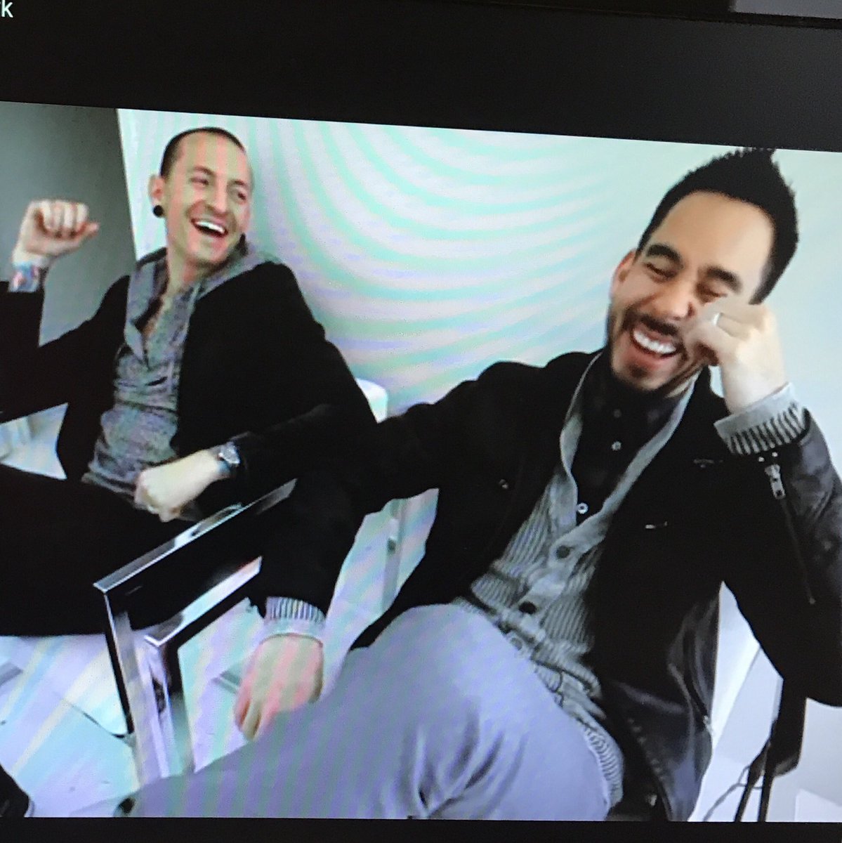 SusanSova's tweet image. This picture says more than 1,000 words. #OneMoreLight @mikeshinoda @TalindaB @linkinpark