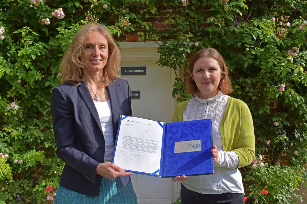 JaneAustenHouse's tweet image. THRILLED to receive early #NewTenPoundNote from @bankofengland Chief Cashier Victoria Cleland today: bit.ly/2ynUflY #BringJaneHome