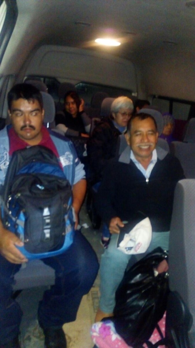 TiknimeV's tweet photo. #TrasladoDePacientes #ViajeACDMX 3Camionetas=40personas @FUCAMM INP @HospitalJuarezM @incanMX INR 
#TikNime https://t.co/ygqb2iTrBS