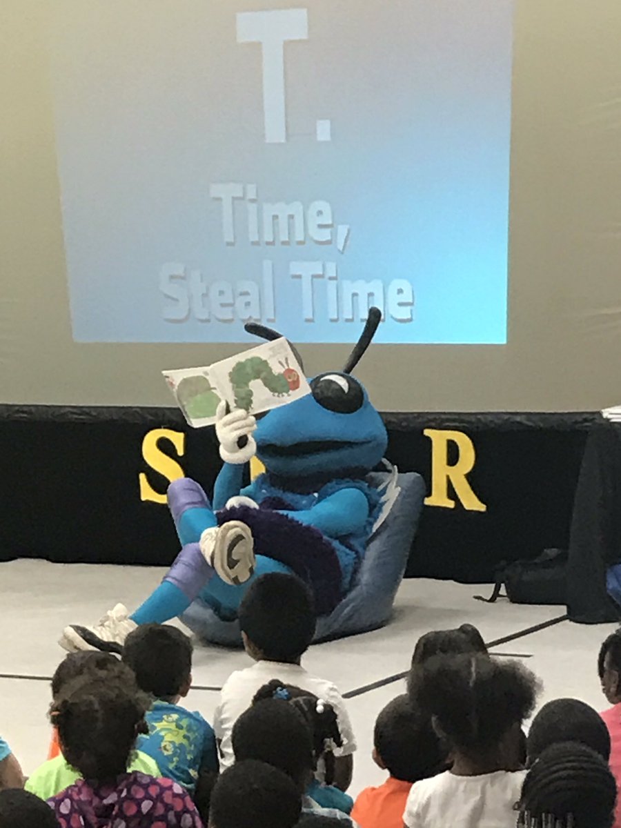 WoodhillES's tweet photo. Hornets Book Bus came to inspire our K-2 students to be S.T.A.R Readers @WoodhillES @GastonSchools https://t.co/6ecsfM2aAN