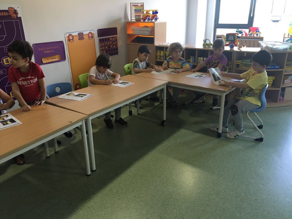 UOUnye's tweet photo. KG1/A #Osbep etk olan "Merhaba" ile duyu durumlarından bahsederek sabah ve akşam neler söylediğimzi belirtti ve konuşan duvarlarda sergildi https://t.co/WW44SPzNV6