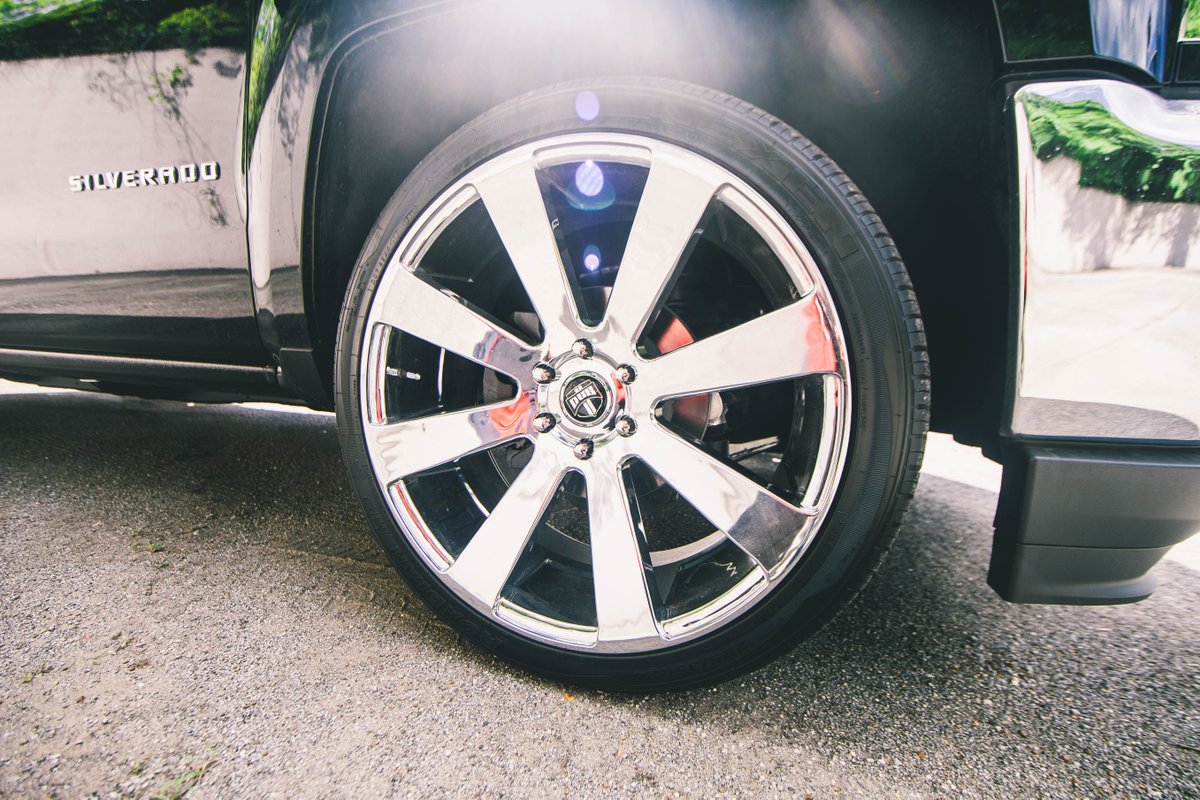 AmpCustom's tweet image. Gotta wear shades #rims so bright! #chrome #wheels #tires #AMPCustom #Nashville #FreelandChevy #Silverado #custom