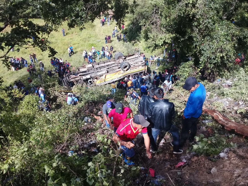 MikeCastillo_PL's tweet photo. Piloto hablaba por celular, repasaba en curva a exceso de velocidad indican testigos tras accidente que dejó 2 muertos y 26 heridos https://t.co/Nf8K6oinfY