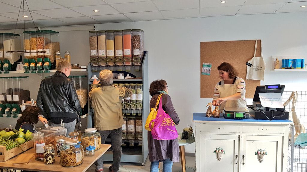 roubaix's tweet photo. La clientèle est venue nombreuse pour l'ouverture du 1er magasin de vrac à #roubaix. Bientôt il n'y aura plus qu'un grain dans le bocal... https://t.co/UXAu621drC