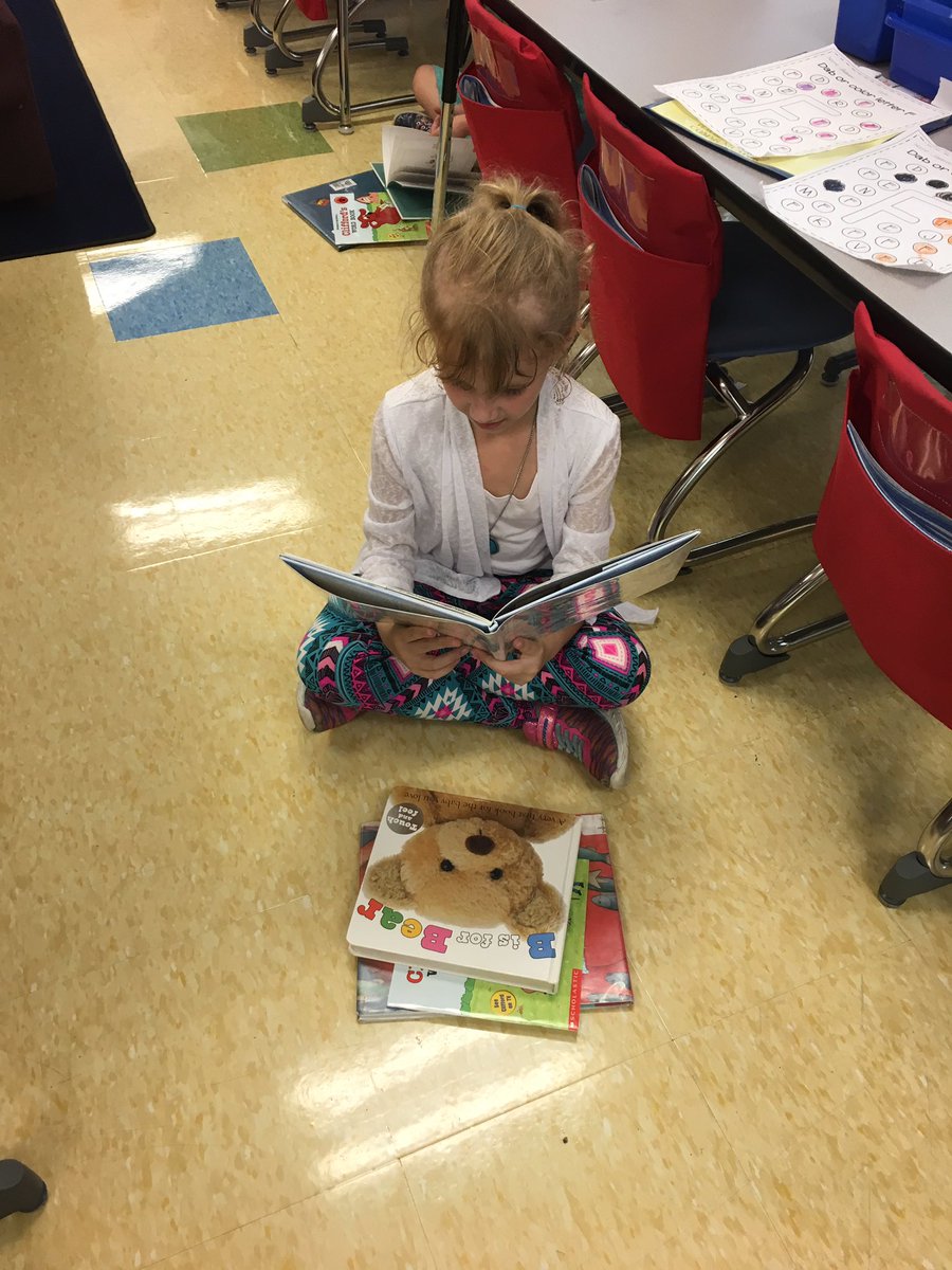 jrsteach's tweet photo. @WTBobcats #kindergarten working on #ReadToSelf #stamina #ReadingThePictures #wordlessbooks #ABCbooks @thedailycafe https://t.co/argfk9TpKY