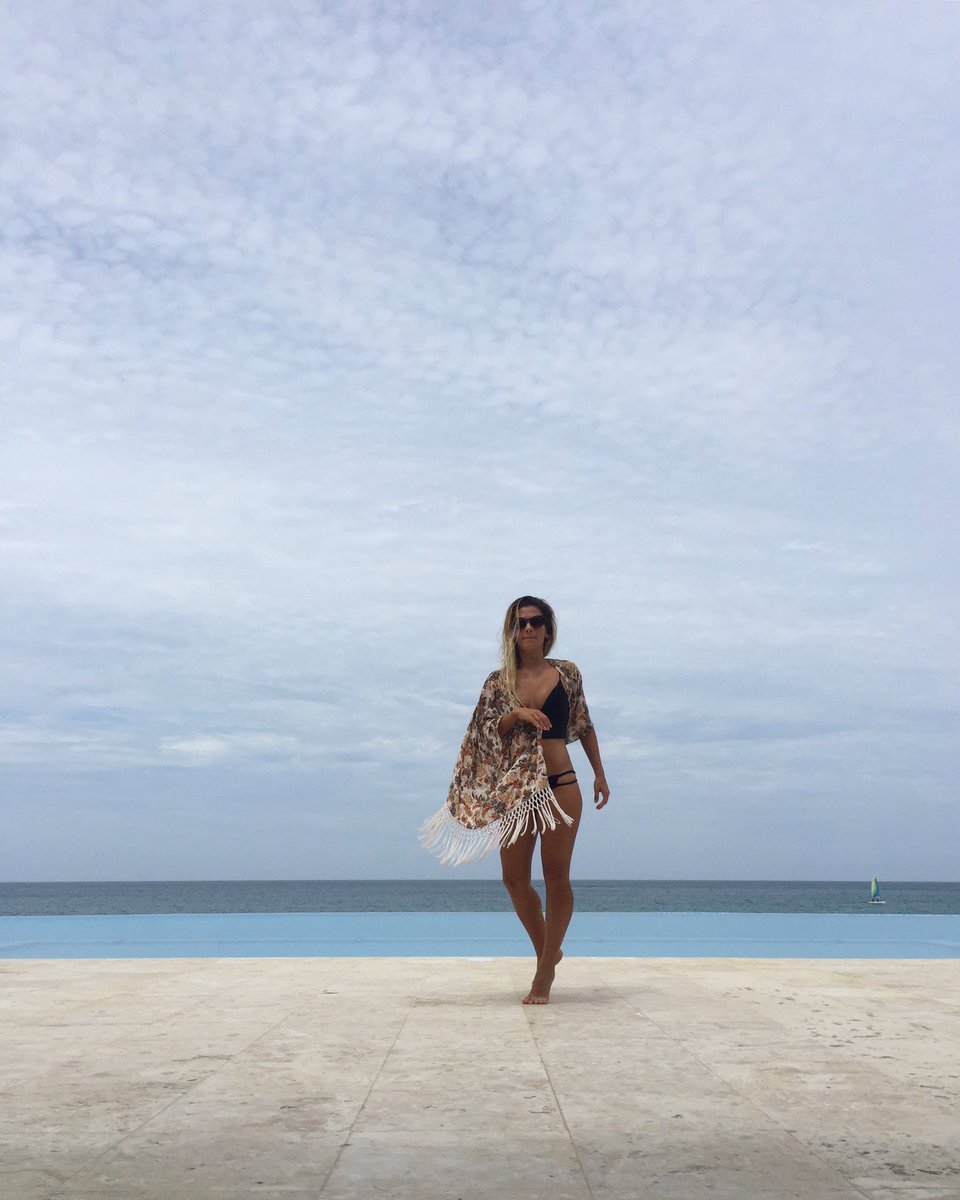 IvyLaMae's tweet photo. 50 shades of blue 😂🌊🐚 #puntacana #canarock #dominicanrepublic https://t.co/fLdytjKrTU