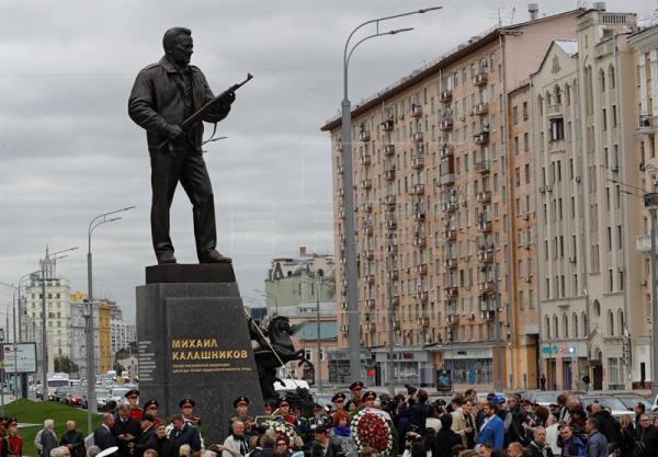jatirado's tweet photo. RUSIA KALÁSHNIKOV - Moscú homenajea a Kaláshnikov y su famoso fusil con un gigantesco monumento https://t.co/035C5wHw9f https://t.co/6IobufmNQU