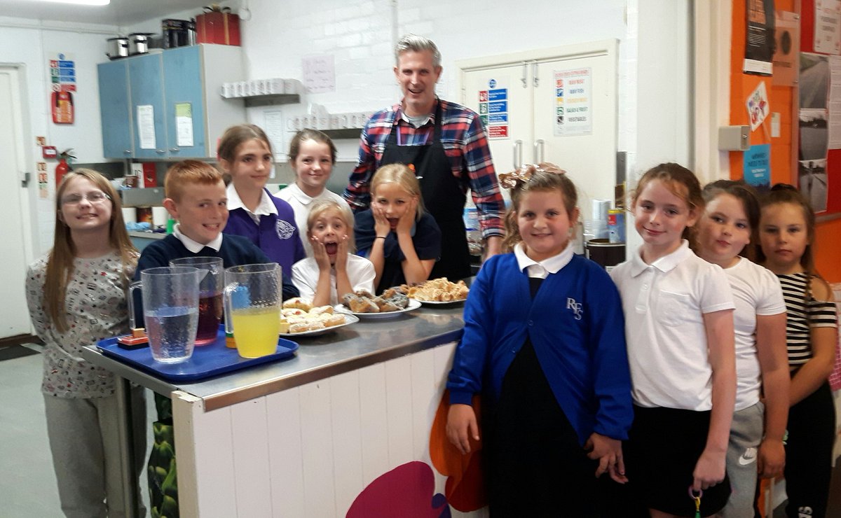 Meetupcommunity's tweet image. Massive thanks to @Tesco  Express Thetford and @FareShareUK for their kind donation of biscuits and cakes. 75 YP enjoyed these last night ❤😀