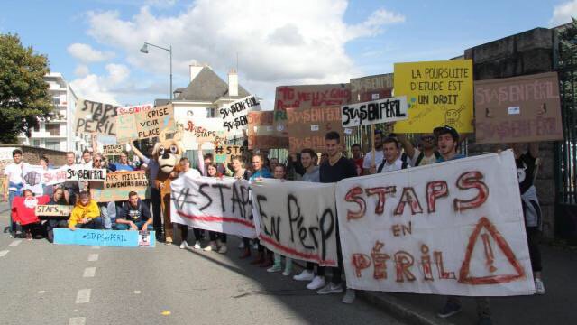 ouestfrance35's tweet photo. #Rennes #université #sports Les étudiants en #Staps manifestent | via @ouestfrance https://t.co/0x70xlc0eJ https://t.co/cPaWwVJWnV
