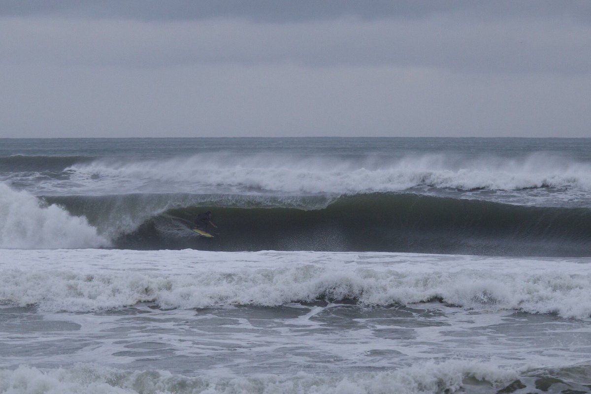Rob Kelly on a dark northside Frisco Pier drift session on September 18 absolutely charging a Jose barrel" 📷: Mez easternsurf.com/photos/potd/se…