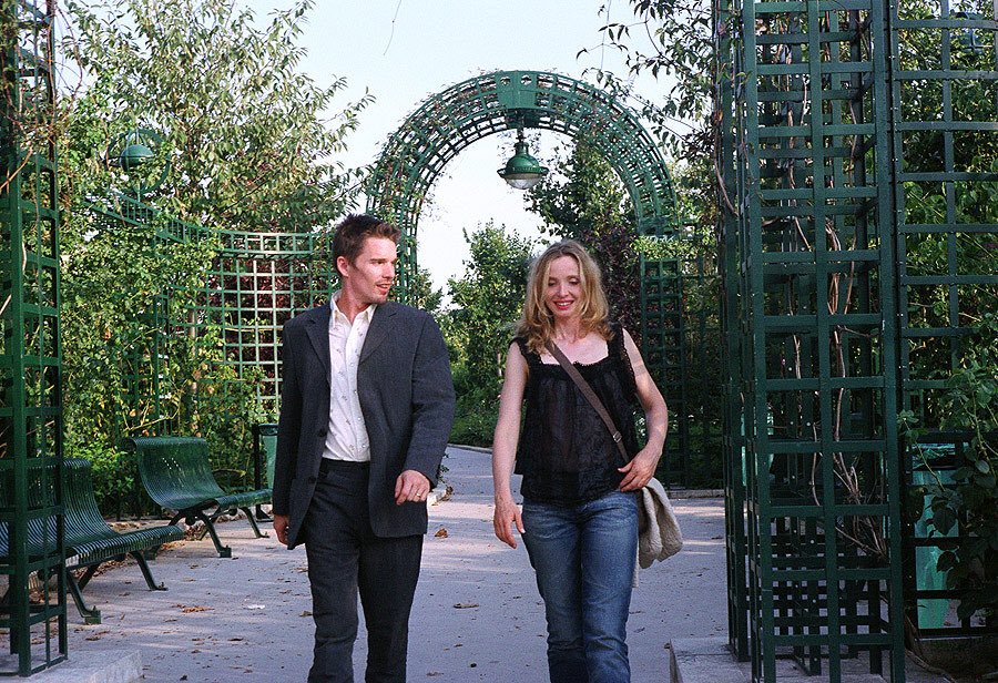 폐쇄한 기차 선로를 활용한 공중 공원 프롬나드 플랑테 Promnade plantée. 영화 비포 선셋의 장면들이 떠올라서 더 반가웠다. 아래 아치는 상가 등으로...