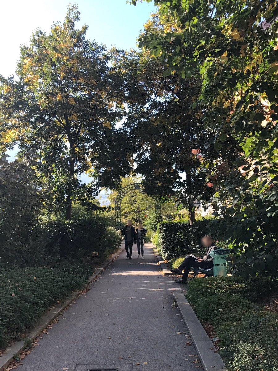 폐쇄한 기차 선로를 활용한 공중 공원 프롬나드 플랑테 Promnade plantée. 영화 비포 선셋의 장면들이 떠올라서 더 반가웠다. 아래 아치는 상가 등으로...