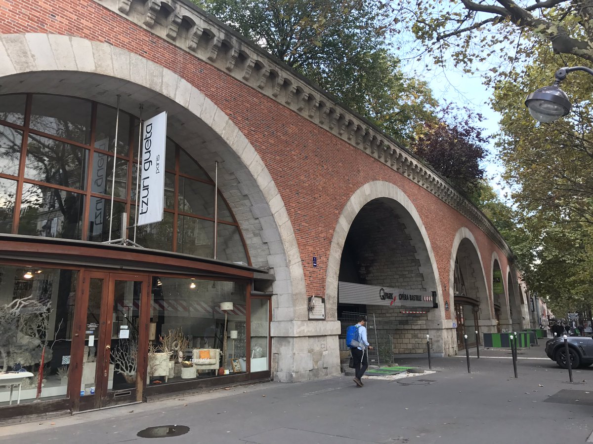 폐쇄한 기차 선로를 활용한 공중 공원 프롬나드 플랑테 Promnade plantée. 영화 비포 선셋의 장면들이 떠올라서 더 반가웠다. 아래 아치는 상가 등으로...