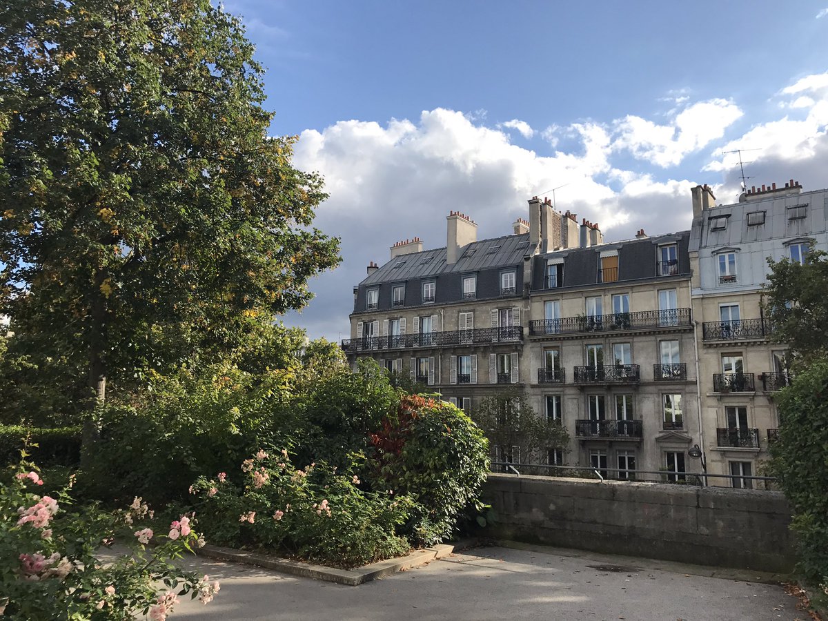 폐쇄한 기차 선로를 활용한 공중 공원 프롬나드 플랑테 Promnade plantée. 영화 비포 선셋의 장면들이 떠올라서 더 반가웠다. 아래 아치는 상가 등으로...