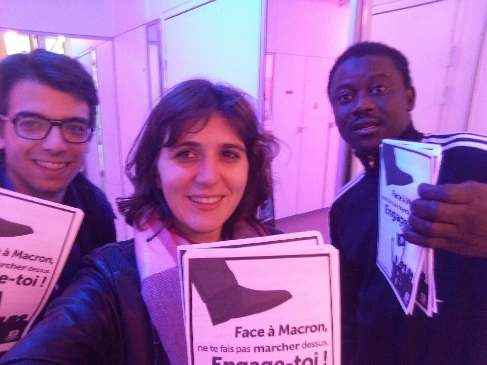 MJSParis1920's tweet photo. Porte à porte à Belleville pour dénoncer la politique de Macron envers les jeunes et présenter nos propositions : 
#Paris1920 #MJS https://t.co/Uqj2yA6wpz
