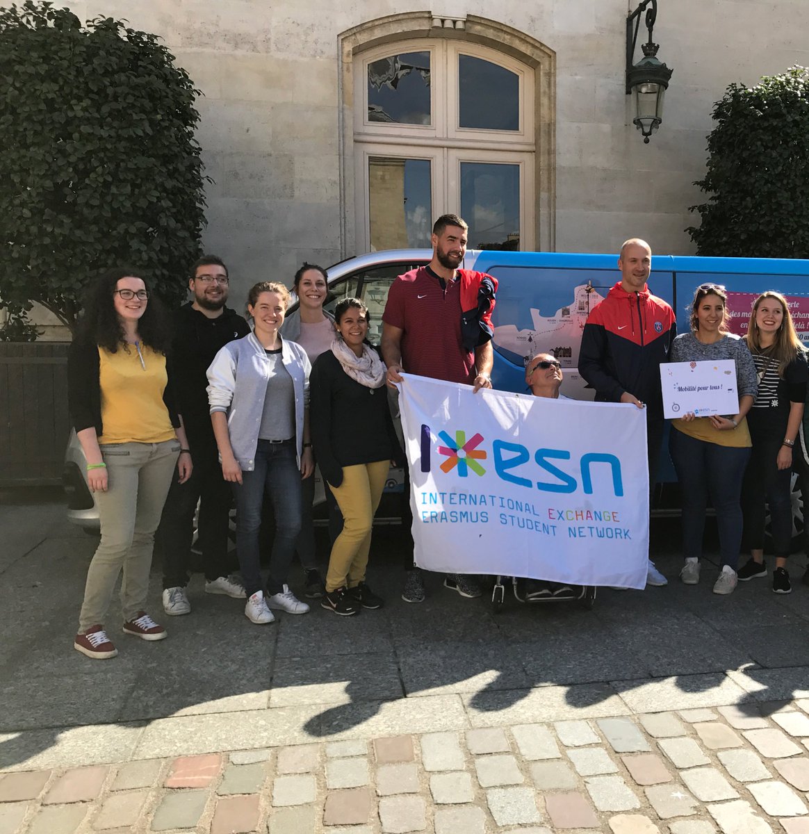 ESNFrance's tweet photo. 2eme sortie de l#erasbus pour l'action #mobilitépourtous devant le parvis de @mairie15 avec la visite de @LKARABATIC_Off et @Thierry_Omeyer https://t.co/wxvvHAbzYB