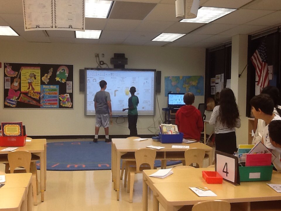 aaee_specials's tweet photo. #aae3rd playing "mata mosca" to master vocabulary learned https://t.co/TUAqAb5Sdv