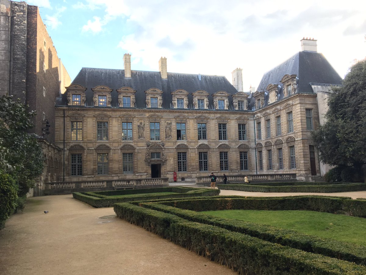 Lyonslaforet27's tweet photo. 5 auteurs de talent vous donnent rendez-vous pour la dédicace de leur ouvrage ce soir, à l'hôtel de Sully ! @Lyonslaforet27 https://t.co/h3B9FeZnAn