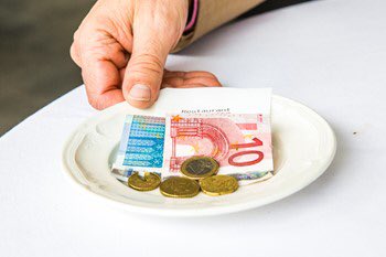 Reactie #KHN op #Prinsjesdag: voorlopig geen nieuw beleid en geen lastenverlichting: bit.ly/2xjFOkt #horeca