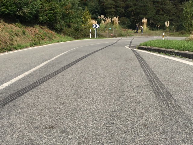 guredot_dotb's tweet photo. [https://t.co/6ocxikJfyu] Un coche se sale de la carretera y cae por un terraplén en #Goiuria https://t.co/Noy5wQL5Hc vía @guredot_dotb https://t.co/wISVQYfFmO