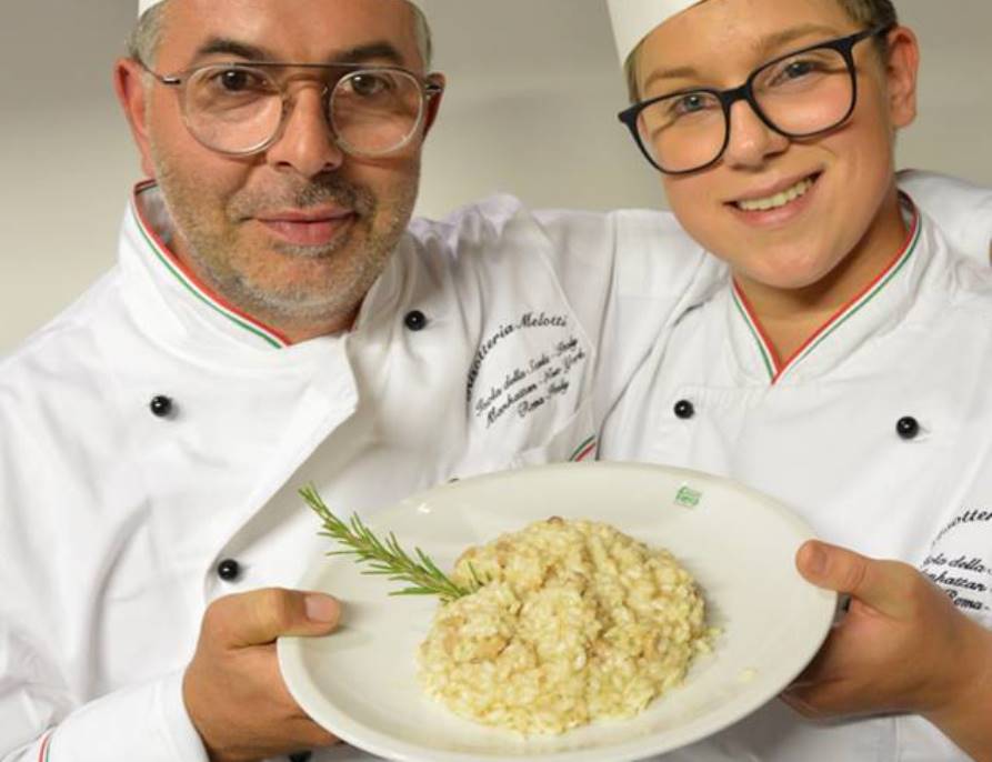FieradelRiso's tweet photo. 50ª Spiga d’Oro, concorso sul #risotto all'isolana.
Grande sfida vinta dalla risotteria Melotti
#iloverisotto https://t.co/cMLwJYqTaS