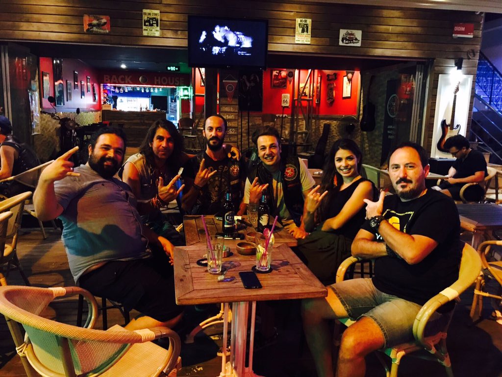 BackHouseRockB2's tweet photo. #backhouserockbar #metintürkcan #rocbar #didimaltınkum #şube https://t.co/SGfbRU03mY