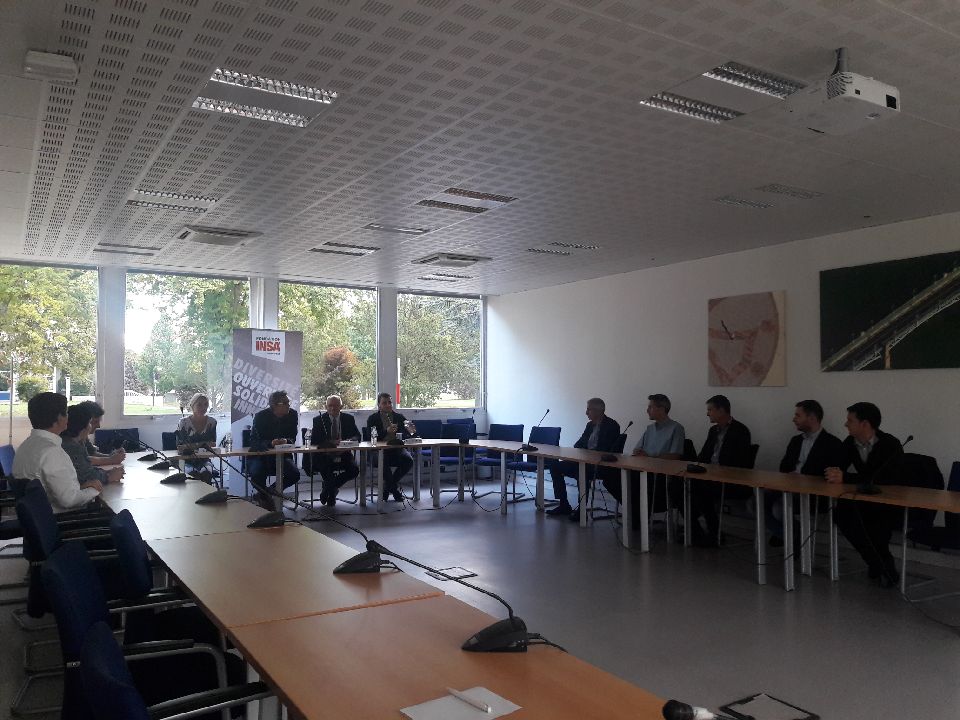 raquet_bertrand's tweet photo. Enchanté de recevoir JF. Revel, ingénieur INSA &amp; directeur #SCLE-SFE, 1re entreprise mécène de notre Fondation qui renouvelle son engagement https://t.co/xIfQbubkpx