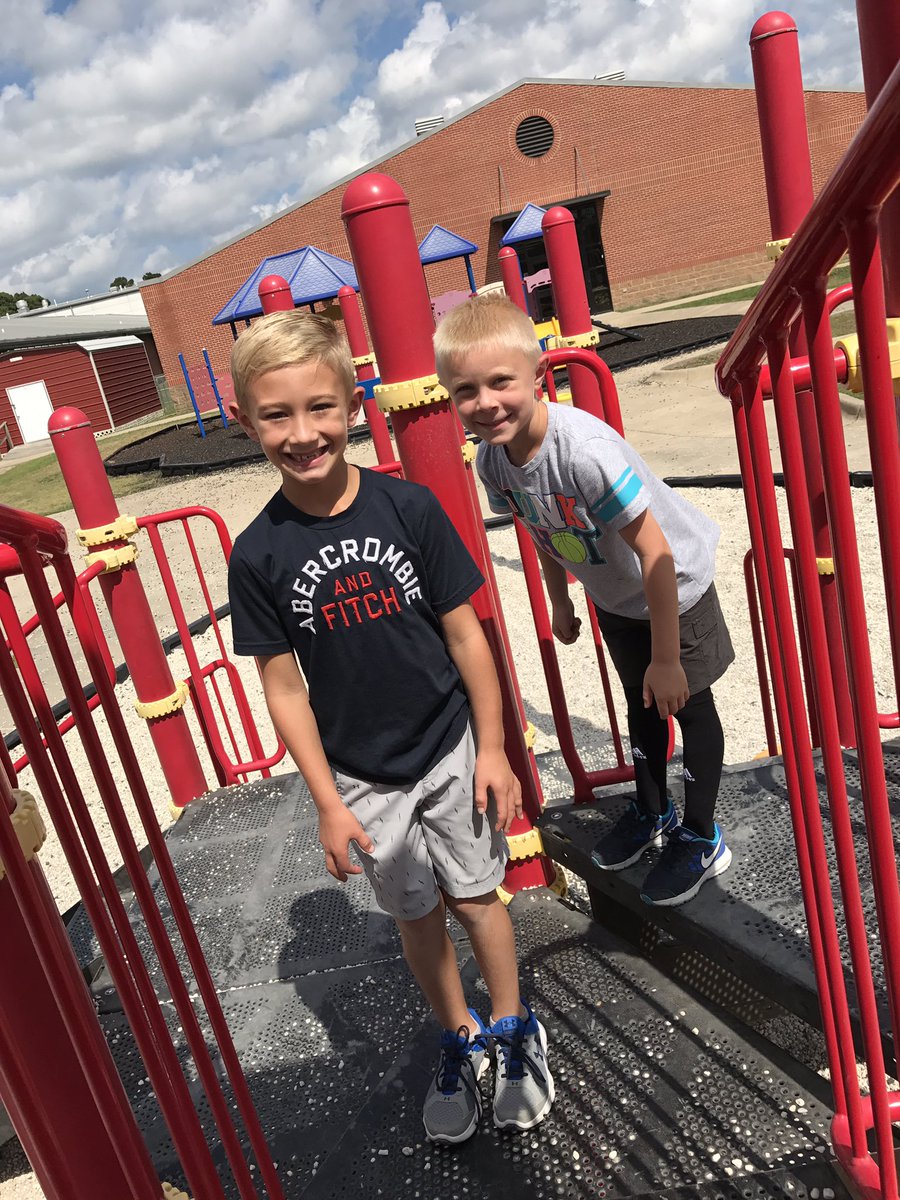 SheridanSES's tweet photo. Just a little 1st grade lunch/recess date with @Lindsey_Bohler #seslearners https://t.co/qvI4JFDDLF