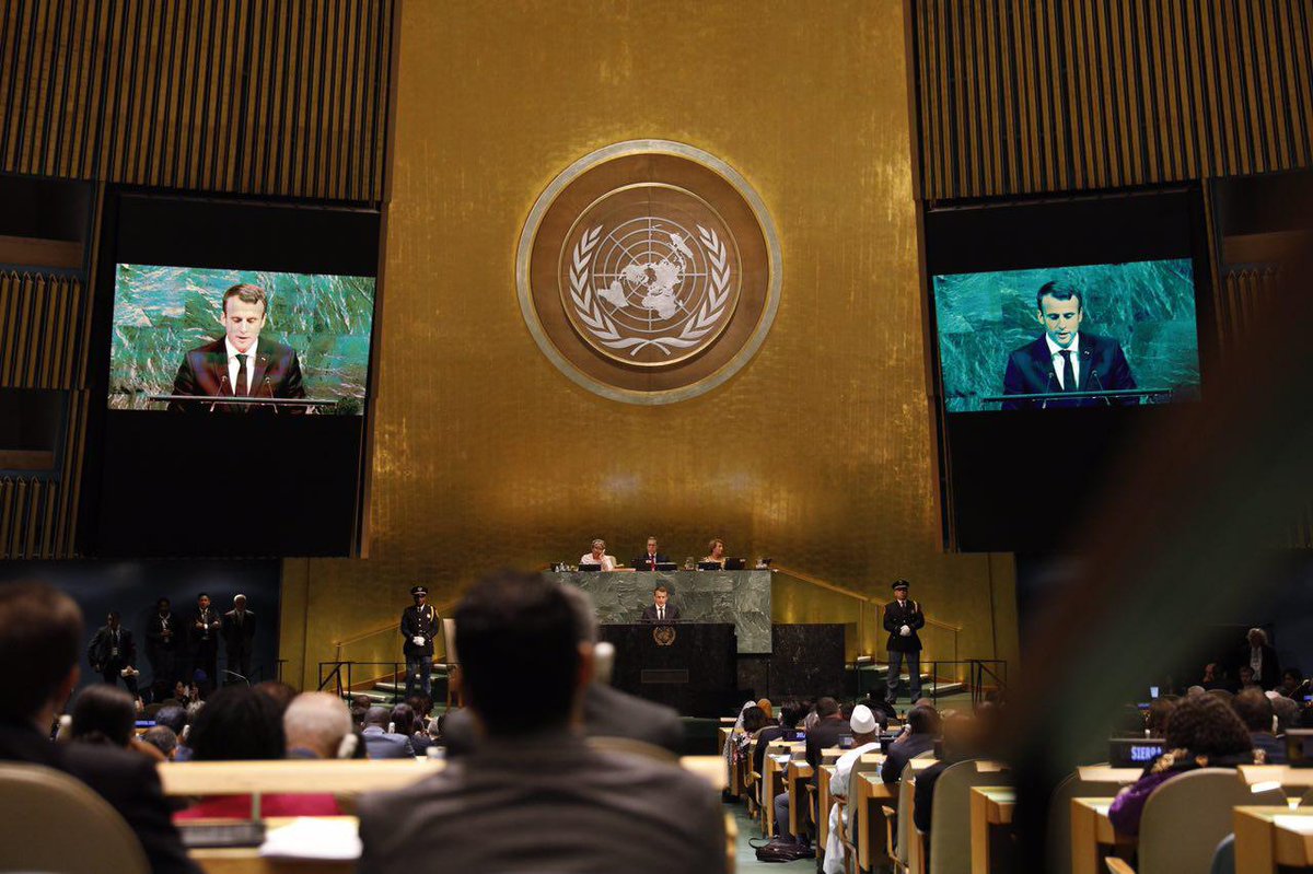 EmmanuelMacron's tweet photo. Mon pays a une dette à l'égard de tous ceux qu'on a privé de leur voix. 
Le devoir de la France est de porter les voix oubliées. #AGNU #UNGA https://t.co/7KRGJEh3kc