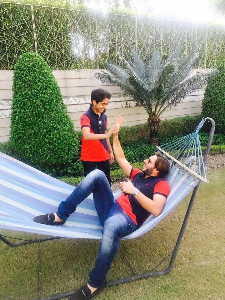 IamAfridi_10's tweet photo. Adorable clicks 👌👌
#BoomBoom looking Awesome 😍😍
@SAfridiOfficial https://t.co/Hz62T3HdlF