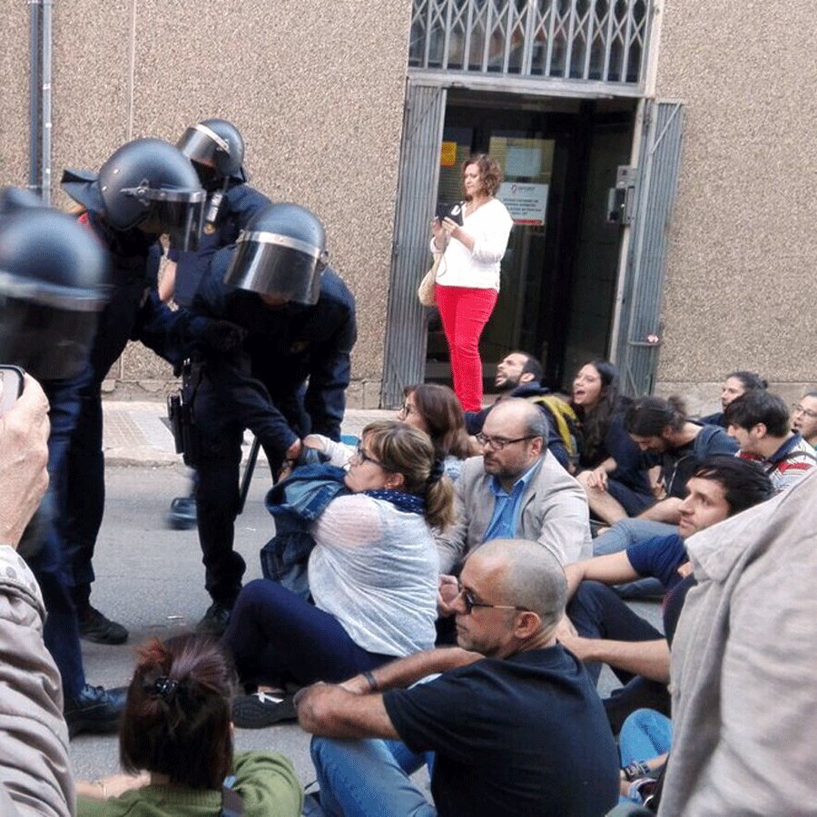 COSnacional's tweet photo. La #desobediència i la #dignitat popular contra el seguidisme dels Mossos d'Esquadra a un règim corrupte i antiobrer. #Terrassa https://t.co/PdBtuFoZNm