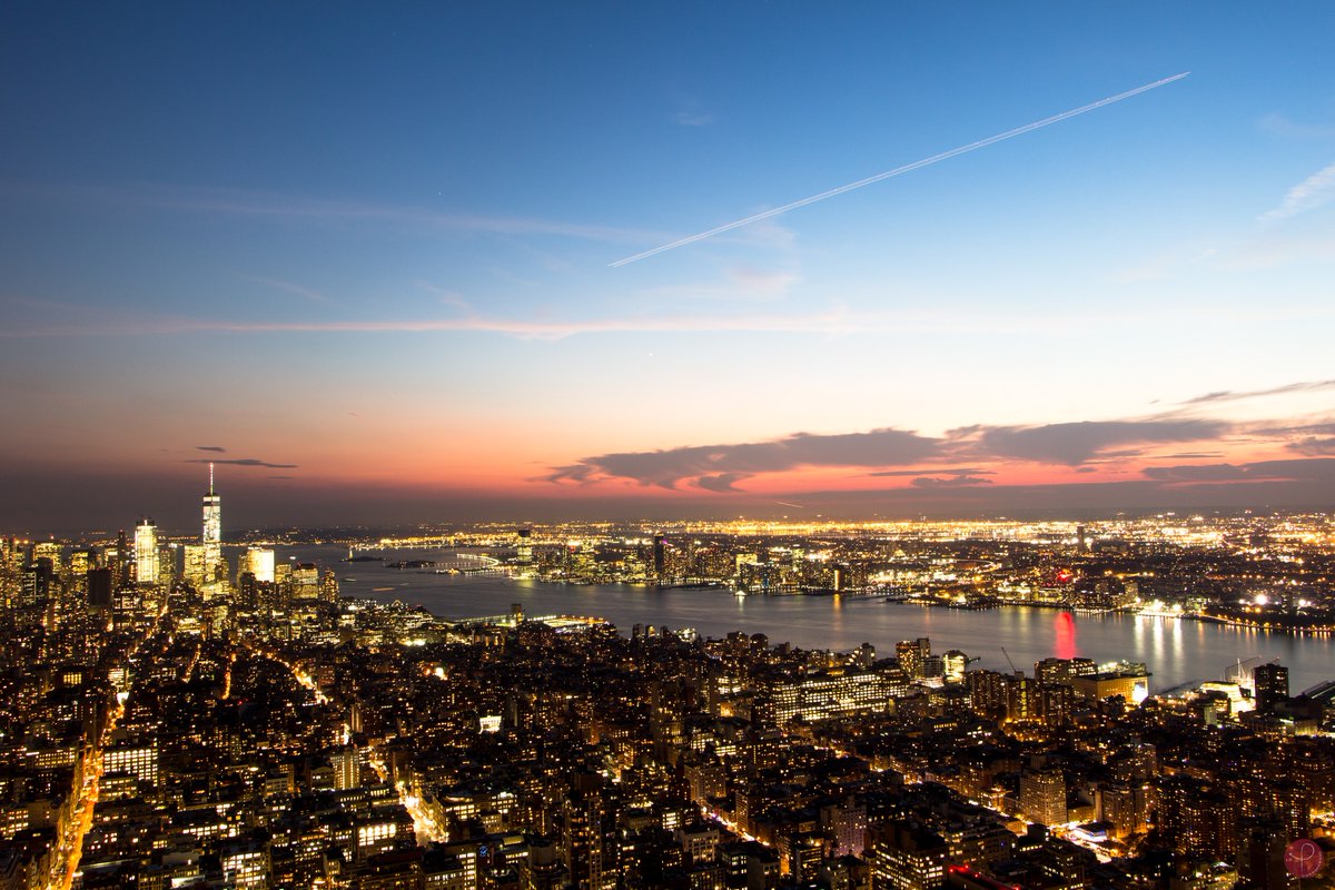 povecham's tweet image. P4 J'ai osé... regarder tout en bas depuis tout en haut de l'Empire State Building à New York... mais ça valait la peine ;)  #Battlephoto